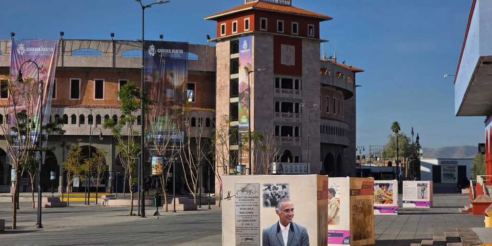 Visita la exposición iconográfica "Alternativas en la Plaza de Toros Monumental de Aguascalientes" en el Corredor del Arte "El Encierro" en la explanada de la Expoplaza. Recorre la historia taurina de este emblemático recinto a través de esta exhibición del Instituto Cultural de Aguascalientes.